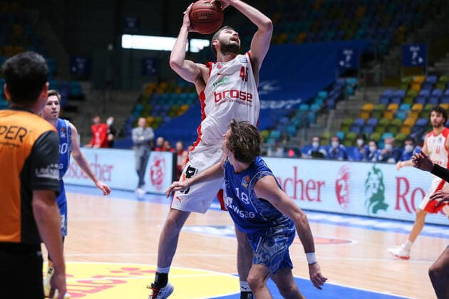Basketball Bundesliga,Fraport Skyliners Brose Bamberg,2021 02 09,GER, im Kravish David, Brose Bamberg, 45 , Rahon Joe, Fraport Skyliners, 18 , ,Eibner Pressefoto Uli Scherbaum Fraport Skyliners Brose Bamberg Frankfurt Copyright: xEibner-Pressefoto UlrichxScherbax EP_usm
