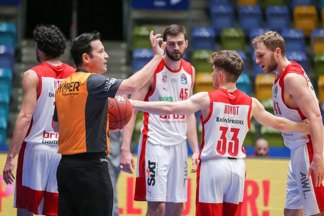 Basketball Bundesliga,Fraport Skyliners Brose Bamberg,2021 02 09,GER, in the referee,Kravish David, Brose Bamberg, 45 , Hundt Bennet, Brose Bamberg, 33 , Sengfelder Ehristian, Brose Bamberg, 43 , ,Eibner Pressefoto Uli Scherbaum Fraport Skyliners Brose Bamberg Frankfurt Copyright: xEibner-Pressefoto UlrichxScherbaumx EP_usm