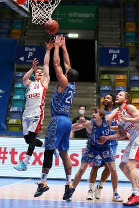 Basketball Bundesliga,Fraport Skyliners Brose Bamberg,2021 02 09,GER, im Hundt Bennet, Brose Bamberg, 33 , Moore Rasheed, Fraport Skyliners, 20 , ,Eibner Pressefoto Uli Scherbaum Fraport Skyliners Brose Bamberg Frankfurt Copyright: xEibner-Pressefoto UlrichxScherbax EP_usm