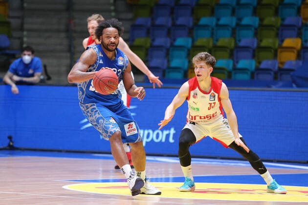 Basketball Bundesliga,Fraport Skyliners Brose Bamberg,2021 02 09,GER, im Robertson Quantez, Fraport Skyliners, 23 ,Hundt Bennet, Brose Bamberg, 33 , ,Eibner Pressefoto Uli Scherbaum Fraport Skyliners Brose Bamberg Frankfurt Copyright: xEibner-Pressefoto UlrichxScherbax EP_usm