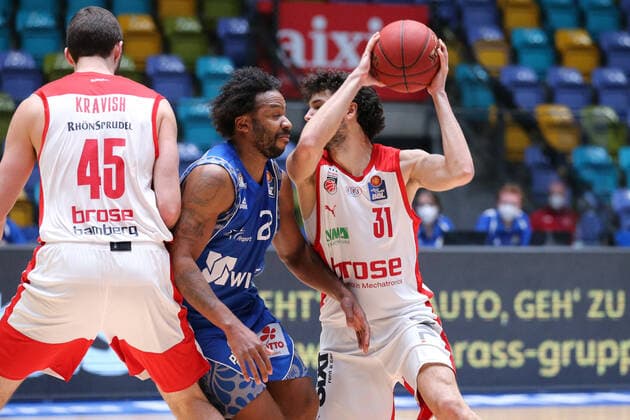 Basketball Bundesliga,Fraport Skyliners Brose Bamberg,2021 02 09,GER, im Robertson Quantez, Fraport Skyliners, 23 ,Vitali Michele, Brose Bamberg, 31 , ,Eibner Pressefoto Uli Scherbaum Fraport Skyliners Brose Bamberg Frankfurt Copyright: xEibner-Pressefoto UlrichxScherbax EP_usm
