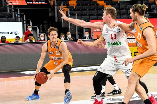 GER, BBL, ratiopharm ulm vs FC Bayern München Muenchen 09 02 2021, ratiopharm arena, Neu Ulm, GER, BBL, ratiopharm ulm vs FC Bayern München Muenchen, pictured Patrick Heckmann Ulm, 33 , Leon Radosevic Bayern, 43 , Dylan Osetkowski Ulm, 21 nordphoto.GmbHx xHafner nph00200