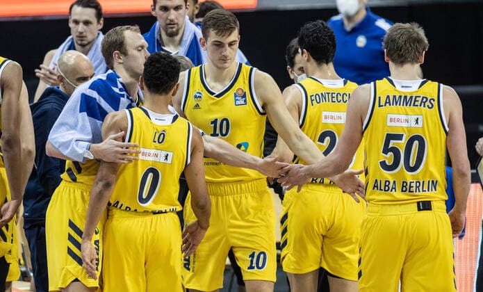 12 02 21, Berlin, Basketball, 1 Bundesliga, easyCredit BBL, Hauptrunde, 18 Spieltag, Mercedes Benz Arena ALBA Berlin medi Bayreuth ALBAs Luke Sikma l r , Maodo Lo, Tim Schneider, Simone Fontecchio and Ben Lammers cheer after the victory ALBA Berlin medi Bayreuth