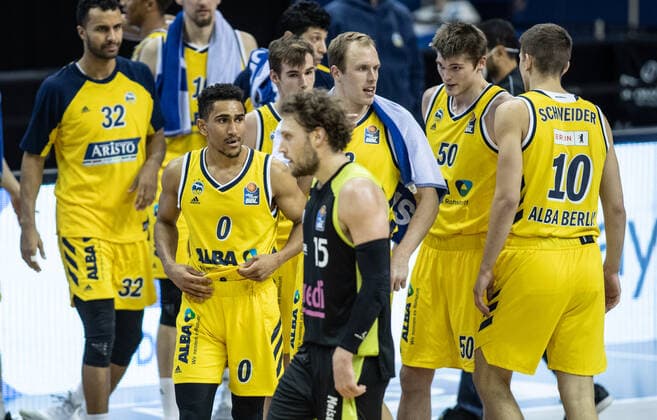 12 02 21, Berlin, Basketball, 1 Bundesliga, easyCredit BBL, Hauptrunde, 18 Spieltag, Mercedes Benz Arena ALBA Berlin medi Bayreuth ALBAs Johannes Thiemann l r , Maodo Lo, Malte Delow, Luke Sikma, Ben Lammers and Tim Schneider react to the victory ALBA Berlin medi Bayreuth