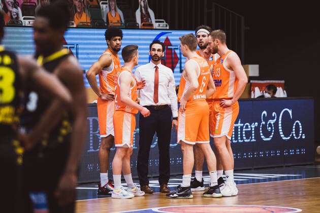 easyCredit BBL 18 Matchday RASTA Vechta vs MHP RIESEN Ludwigsburg, 12 02 2021 Jordan Kahlil Barnett RASTA Vechta, 21 , Jannes Hundt RASTA Vechta, 20 , Thomas Paech RASTA Vechta, Head Coach , Tim Hasbargen RASTA Vechta, 6 , Jesse Johannes Hunt RASTA Vechta, 34 , Robin Manuel Christen RASTA Vechta, 33 easyCredit BBL 18 Matchday RASTA Vechta vs MHP RIESEN Ludwigsburg on 12 02 2021 in Vechta RASTA Dome , Germany, Copyright: xBEAUTIFULxSPORTS Neddermannx