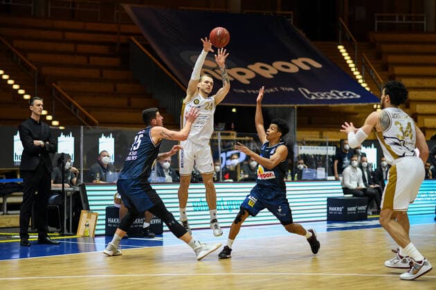 Arnas Velicka Basketball Loewen Braunschweig passes the ball to Gavin Schilling Basketball Loewen Braunschweig , Bogdan Radosavljevic HAKRO Merlins Crailsheim and Trae Bell Haynes HAKRO Merlins Crailsheim defend, GER, HAKRO Merlins Crailsheim vs Basketball Loewen Braunschweig, 12 02 2021, 18 Spieltag easycredit Basketball Bundesliga, Spielzeit 2020 2021 GER, HAKRO Merlins Crailsheim vs Basketball Loewen Braunschweig, 12 02 2021, 18 Spieltag easycredit Basketball Bundesliga, Spielzeit 2020 2021 Crailsheim. Copyright: xEibnerxPressefoto MichaelxMemmlerx EP_MMR