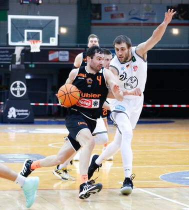 Ivan Mikulic wiha Panthers Schwenningen, 04 in duel with Dennis Heinzmann Bayer Giants Leverkusen, 22 Bayer Giants Leverkusen vs wiha Panthers Schwenningen, Men, Basketball, 2 League, 21 Matchday, ProA, 2020 2021, 13 02 2021 Bayer Giants Leverkusen vs wiha Panthers Schwenningen, Men, Basketball, 2 League, 22 Matchday, 2020 2021, ProA, 13 02 2021 Leverkusen Copyright: xJulianxMeusel Eibner-Pressefotox EP_JML