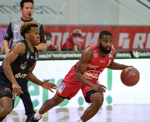 T J Shorts, Jonathan Stark Basketball Bundesliga, Basketball Season 2020 2021, 19 Spieltag, Germany, easyCredit BBL, Germany, Giessen 46ers, giessen red, Men, Jobstairs GIESSEN 46ers Hamburg Towers, Men, Hamburg black
