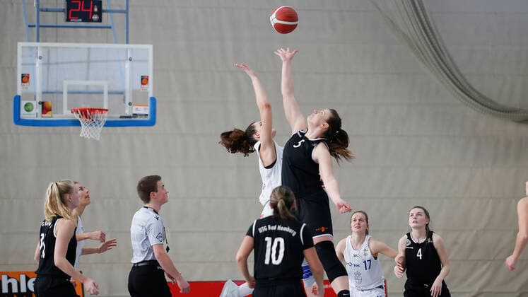 Germany , Wuerzburg, TGW Sportzentrum, 14 02 2021, emspor, emonline, despor, deonline, QOOL SHARKS Wuerzburg vs Falcons Bad Homburg, 2 DBBL Sued, 8 Spieltag Picture The jump ball between v l Paula Wenemoser QOOL SHARKS Wuerzburg and Lisa Marie Kaempf Falcons Bad Homburg and standing outside v l Marisa Koopmann Falcons Bad Homburg , Raphaela Jochimczyk QOOL SHARKS Wuerzburg , Haley McDonald Falcons Bad Homburg , Alex Daub QOOL SHARKS Wuerzburg and Isabel Gregor Falcons Bad Homburg Copyright: HMBxMedia JulienxBecker