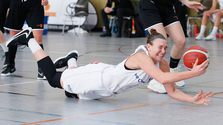 Germany , Wuerzburg, TGW Sportzentrum, 14 02 2021, emspor, emonline, despor, deonline, QOOL SHARKS Wuerzburg vs Falcons Bad Homburg, 2 DBBL Sued, 8 Spieltag Bild Katlyn Theresa Yohn QOOL SHARKS Wuerzburg grabs the ball Copyright: HMBxMedia JulienxBecker