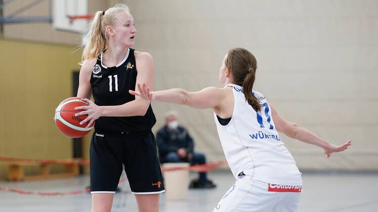Germany , Wuerzburg, TGW Sportzentrum, 14 02 2021, emspor, emonline, despor, deonline, QOOL SHARKS Wuerzburg vs Falcons Bad Homburg, 2 DBBL Sued, 8 Spieltag Picture v l Marisa Koopmann Falcons Bad Homburg vs Alex Daub QOOL SHARKS Wuerzburg Copyright: HMBxMedia JulienxBecker