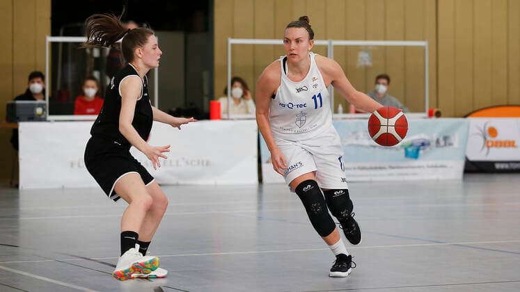 Germany , Wuerzburg, TGW Sportzentrum, 14 02 2021, emspor, emonline, despor, deonline, QOOL SHARKS Wuerzburg vs Falcons Bad Homburg, 2 DBBL Sued, 8 Spieltag Picture v l Isabel Gregor Falcons Bad Homburg vs Katlyn Theresa Yohn QOOL SHARKS Wuerzburg Copyright: HMBxMedia JulienxBecker