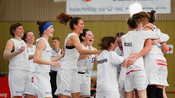 Germany , Wuerzburg, TGW Sportzentrum, 14 02 2021, emspor, emonline, despor, deonline, QOOL SHARKS Wuerzburg vs Falcons Bad Homburg, 2 DBBL Sued, 8 Spieltag Picture jubilation after the victory of the team of QOOL SHARKS Wuerzburg Copyright: HMBxMedia JulienxBecker