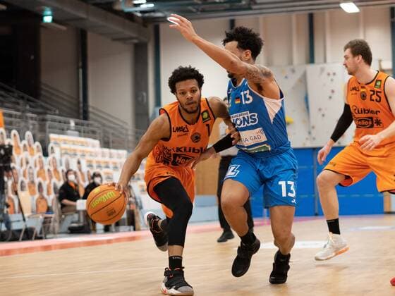 Nate Britt Wiha Panthers Schwenningen 1 Daniel Norl Karlsruhe Lions 13 wiha Panthers Schwenningen vs PS Karlsruhe LIONS, Basketball, BARMER 2 BASKETBALL BUNDESLIGA, 22 Spieltag 2020 2021, 20 02 2021, wiha Panthers Schwenningen vs PS Karlsruhe LIONS, Basketball, BARMER 2 BASKETBALL BUNDESLIGA, 22 Spieltag 2020 2021, 20 02 2021, Villingen Schwenningen Copyright: xMiclasxHaasis Eibner-Pressefotox EP_mhs