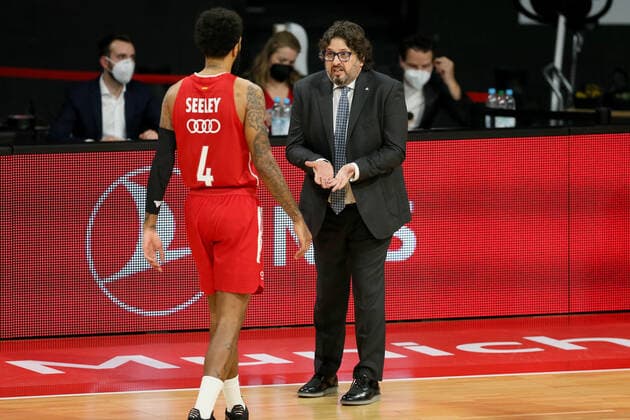 Coach Andrea Trinchieri FCBB gives instructions to D J Seeley FCBB FC Bayern Basketball vs Maccabi Playtika Tel Aviv, Basketball, EuroLeague, Matchday 26, 2020 2021, 25 02 2021, FC Bayern Basketball vs Maccabi Playtika Tel Aviv, Basketball, EuroLeague, Matchday 26, 2020 2021, 25 02 2021, Munich. Copyright: xMarcelxEngelbrechtx Eibner-Pressefotox EP_met