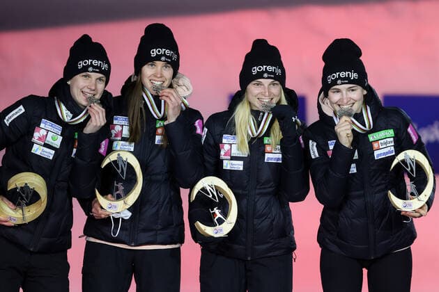 NORDIC SKIING - FIS Nordic World Ski Championships Oberstdorf 2021 OBERSTDORF,GERMANY,27.FEB.21 - NORDIC SKIING, Ski jumping, Skispringen, Ski, nordisch - FIS Nordic World Ski Championships, normal hill, ladies, team event, award ceremony. Image shows Ema Klinec, Ursa Bogataj, Spela Rogelj and Nika Kriznar (SLO). Keywords: medal. GEPAxpictures xChristianxWalgram