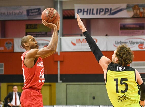 Brandon Thomas, Matthew Tiby Basketball Bundesliga, basketball season 2020 2021, 21 matchday, Germany, easyCredit BBL, Germany, Giessen 46ers, giessen red, men, jobstairs GIESSEN 46ers medi Bayreuth, men, Bayreuth black yellow