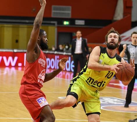 Jonathan Stark, Bastian Doreth Basketball Bundesliga, Basketball season 2020 2021, 21 matchday, Germany, easyCredit BBL, Germany, Giessen 46ers, giessen red, men, Jobstairs GIESSEN 46ers medi Bayreuth, men, Bayreuth black yellow