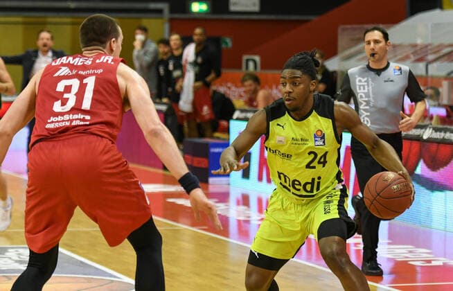 Scottie James JR , Frank Bartley Basketball Bundesliga, basketball season 2020 2021, 21 matchday, Germany, easyCredit BBL, Germany, Giessen 46ers, giessen red, men, jobstairs GIESSEN 46ers medi Bayreuth, men, Bayreuth black yellow