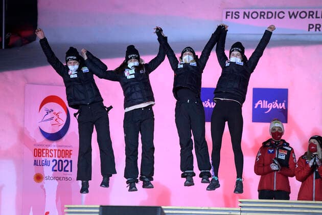 27 02 2021, Nordic SKI World Championships Oberstdorf 2021, Oberstdorf im Allgäu, award ceremony, medal ceremony, ski jumping women, normal hill, award ceremony, Ema Klinec, Ursa Bogataj, Spela Rogelj and Nika Kriznar SLOVENIA cheering jump on the podium
