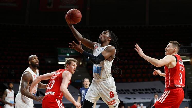 28 02 2021, Basketball, BBL 2020 2021, 21 Matchday, FC Bayern Muenchen s Oliver Wuerzburg, GER, Muenchen, Audi Dome, Picture from left Murphy Holloway s Oliver Wuerzburg , Leon Radosevic FC Bayern Muenchen , Robert Lowery s Oliver Wuerzburg und David Kraemer FC Bayern Muenchen Copyright: HMBxMedia xHeikoxBecker