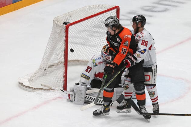 Goal to 3 1 by Eric Stephan Löwen Frankfurt, Nr 10 , the puck is whizzing past Darren Mieszkowski Löwen Frankfurt, Nr 18 who is blocking the view of Goalie Benjamin Meisner EHC Freiburg, Nr 37 , Löwen Frankfurt vs EHC Freiburg , DEL2, Eishockey, Saison 2020 2021, 28 02 2021,