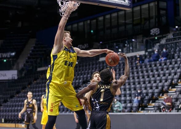 Oldenburg, Lower Saxony, DEU, 28 02 2021, Bazoumana Kone right, Basketball Löwen Braunschweig , Rasid Mahalbasic left, EWE Baskets Oldenburg and Benedikt Turudic center, Basketball Löwen Braunschweig EWE Baskets Oldenburg vs Löwen Baskets Braunschweig 1 Basketball Bundesliga Saison 2020 2021, 21 Spieltag, Grosse EWE Arena EWE Baskets Oldenburg vs Löwen Baskets Braunschweig www.andreas-burmann.de