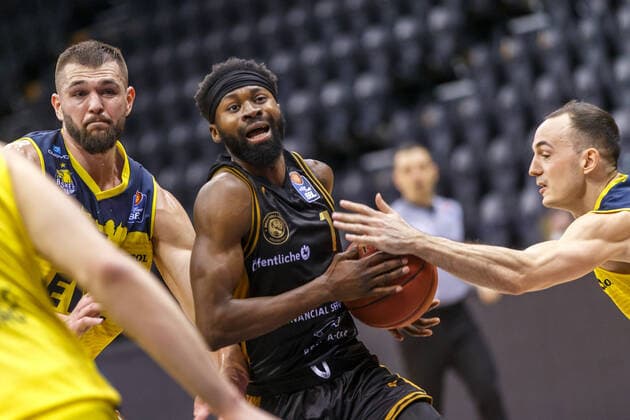 Oldenburg, Lower Saxony, DEU, 28 02 2021, Bazoumana Kone center, Basketball Löwen Braunschweig , Karsten Tadda right, EWE Baskets Oldenburg and Nathan Boothe left, EWE Baskets Oldenburg EWE Baskets Oldenburg vs Löwen Baskets Braunschweig 1 Basketball Bundesliga Saison 2020 2021, 21 Spieltag, Grosse EWE Arena EWE Baskets Oldenburg vs Löwen Baskets Braunschweig www.andreas-burmann.de