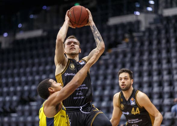 Oldenburg, Lower Saxony, DEU, 28 02 2021, Arnas Velicka center, Basketball Löwen Braunschweig , Benedikt Turudic right, Basketball Löwen Braunschweig and Phil Pressey left, EWE Baskets Oldenburg EWE Baskets Oldenburg vs Löwen Baskets Braunschweig 1 Basketball Bundesliga Saison 2020 2021, 21 Spieltag, Grosse EWE Arena EWE Baskets Oldenburg vs Löwen Baskets Braunschweig www.andreas-burmann.de