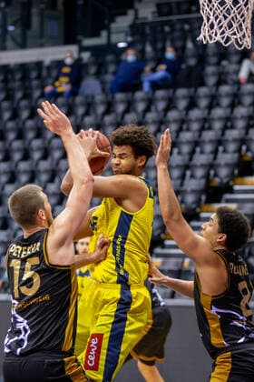 Oldenburg, Lower Saxony, DEU, 28 02 2021, Norris Agbakoko center, EWE Baskets Oldenburg , Martin Peterka left, Basketball Löwen Braunschweig and James Robinson right, Basketball Löwen Braunschweig EWE Baskets Oldenburg vs Löwen Baskets Braunschweig 1 Basketball Bundesliga Saison 2020 2021, 21 Spieltag, Grosse EWE Arena EWE Baskets Oldenburg vs Löwen Baskets Braunschweig www.andreas-burmann.de
