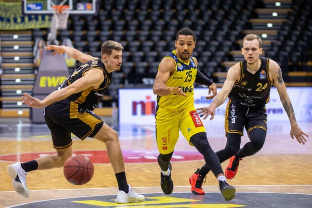 Oldenburg, Lower Saxony, DEU, 28 02 2021, Phil Pressey center, EWE Baskets Oldenburg , Arnas Velicka right, Basketball Löwen Braunschweig and Lukas Wank left, Basketball Löwen Braunschweig EWE Baskets Oldenburg vs Löwen Baskets Braunschweig 1 Basketball Bundesliga Saison 2020 2021, 21 Spieltag, Grosse EWE Arena EWE Baskets Oldenburg vs Löwen Baskets Braunschweig www.andreas-burmann.de