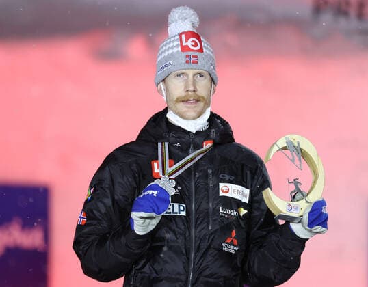 Nordische Ski WM in Oberstdorf, Skispringen, Herren Großschanze, Siegerehrung NORDIC SKIING - FIS Nordic World Ski Championships Oberstdorf 2021 OBERSTDORF,GERMANY,05.MAR.21 - NORDIC SKIING, Ski jumping, Skispringen, Ski, nordisch - FIS Nordic World Ski Championships, large hill, men, award ceremony. Image shows the rejoicing of Robert Johansson (NOR). Keywords: trophy, medal. GEPAxpictures xChristianxWalgram