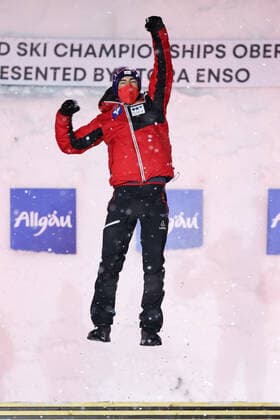 Nordische Ski WM in Oberstdorf, Skispringen, Herren Großschanze, Siegerehrung NORDIC SKIING - FIS Nordic World Ski Championships Oberstdorf 2021 OBERSTDORF,GERMANY,05.MAR.21 - NORDIC SKIING, Ski jumping, Skispringen, Ski, nordisch - FIS Nordic World Ski Championships, large hill, men, award ceremony. Image shows the rejoicing of Stefan Kraft (AUT). GEPAxpictures xChristianxWalgram