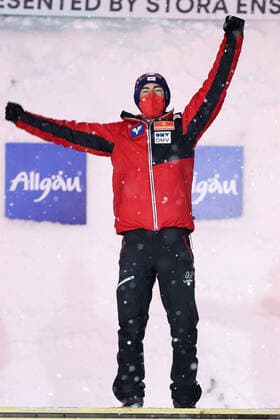 Nordische Ski WM in Oberstdorf, Skispringen, Herren Großschanze, Siegerehrung NORDIC SKIING - FIS Nordic World Ski Championships Oberstdorf 2021 OBERSTDORF,GERMANY,05.MAR.21 - NORDIC SKIING, Ski jumping, Skispringen, Ski, nordisch - FIS Nordic World Ski Championships, large hill, men, award ceremony. Image shows the rejoicing of Stefan Kraft (AUT). GEPAxpictures xChristianxWalgram