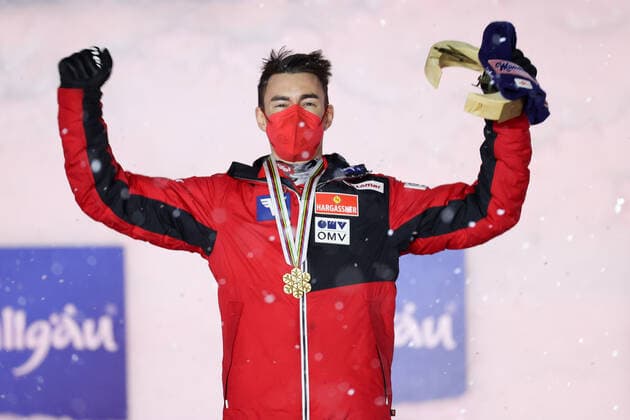 Nordische Ski WM in Oberstdorf, Skispringen, Herren Großschanze, Siegerehrung NORDIC SKIING - FIS Nordic World Ski Championships Oberstdorf 2021 OBERSTDORF,GERMANY,05.MAR.21 - NORDIC SKIING, Ski jumping, Skispringen, Ski, nordisch - FIS Nordic World Ski Championships, large hill, men, award ceremony. Image shows the rejoicing of Stefan Kraft (AUT). Keywords: medal. GEPAxpictures xChristianxWalgram
