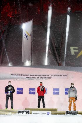 Nordische Ski WM in Oberstdorf, Skispringen, Herren Großschanze, Siegerehrung NORDIC SKIING - FIS Nordic World Ski Championships Oberstdorf 2021 OBERSTDORF,GERMANY,05.MAR.21 - NORDIC SKIING, Ski jumping, Skispringen, Ski, nordisch - FIS Nordic World Ski Championships, large hill, men, award ceremony. Image shows Robert Johansson (NOR), Stefan Kraft (AUT) and Karl Geiger (GER). GEPAxpictures xChristianxWalgram