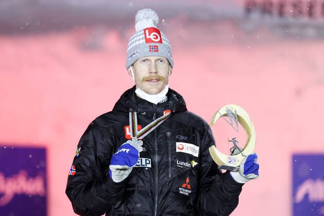 Nordische Ski WM in Oberstdorf, Skispringen, Herren Großschanze, Siegerehrung NORDIC SKIING - FIS Nordic World Ski Championships Oberstdorf 2021 OBERSTDORF,GERMANY,05.MAR.21 - NORDIC SKIING, Ski jumping, Skispringen, Ski, nordisch - FIS Nordic World Ski Championships, large hill, men, award ceremony. Image shows Robert Johansson (NOR). Keywords: medal. GEPAxpictures xChristianxWalgram