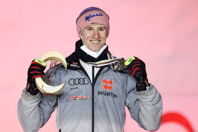 Nordische Ski WM in Oberstdorf, Skispringen, Herren Großschanze, Siegerehrung NORDIC SKIING - FIS Nordic World Ski Championships Oberstdorf 2021 OBERSTDORF,GERMANY,05.MAR.21 - NORDIC SKIING, Ski jumping, Skispringen, Ski, nordisch - FIS Nordic World Ski Championships, large hill, men, award ceremony. Image shows Karl Geiger (GER). Keywords: medal. GEPAxpictures xChristianxWalgram
