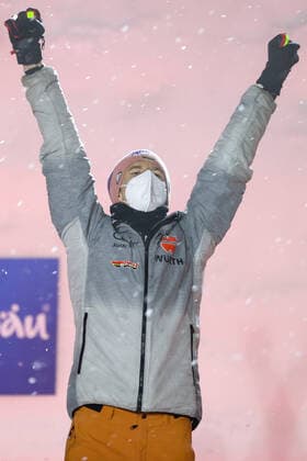 Nordische Ski WM in Oberstdorf, Skispringen, Herren Großschanze, Siegerehrung NORDIC SKIING - FIS Nordic World Ski Championships Oberstdorf 2021 OBERSTDORF,GERMANY,05.MAR.21 - NORDIC SKIING, Ski jumping, Skispringen, Ski, nordisch - FIS Nordic World Ski Championships, large hill, men, award ceremony. Image shows the rejoicing of Karl Geiger (GER). GEPAxpictures xChristianxWalgram