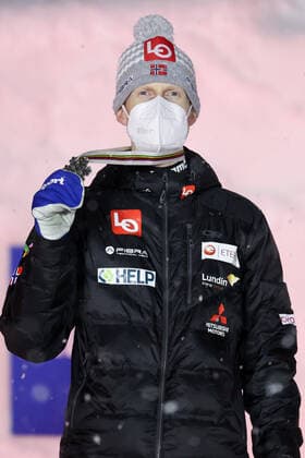 Nordische Ski WM in Oberstdorf, Skispringen, Herren Großschanze, Siegerehrung NORDIC SKIING - FIS Nordic World Ski Championships Oberstdorf 2021 OBERSTDORF,GERMANY,05.MAR.21 - NORDIC SKIING, Ski jumping, Skispringen, Ski, nordisch - FIS Nordic World Ski Championships, large hill, men, award ceremony. Image shows Robert Johansson (NOR). Keywords: medal. GEPAxpictures xChristianxWalgram