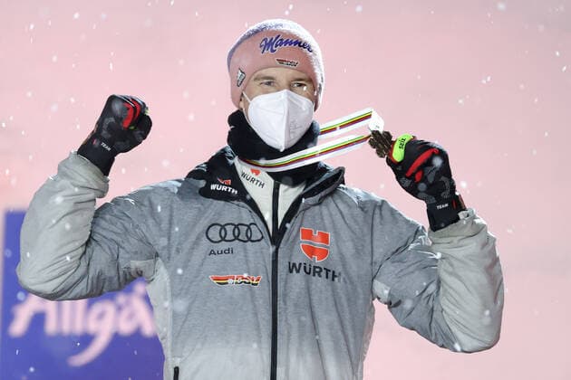 Nordische Ski WM in Oberstdorf, Skispringen, Herren Großschanze, Siegerehrung NORDIC SKIING - FIS Nordic World Ski Championships Oberstdorf 2021 OBERSTDORF,GERMANY,05.MAR.21 - NORDIC SKIING, Ski jumping, Skispringen, Ski, nordisch - FIS Nordic World Ski Championships, large hill, men, award ceremony. Image shows the rejoicing of Karl Geiger (GER). Keywords: medal. GEPAxpictures xChristianxWalgram