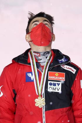 Nordische Ski WM in Oberstdorf, Skispringen, Herren Großschanze, Siegerehrung NORDIC SKIING - FIS Nordic World Ski Championships Oberstdorf 2021 OBERSTDORF,GERMANY,05.MAR.21 - NORDIC SKIING, Ski jumping, Skispringen, Ski, nordisch - FIS Nordic World Ski Championships, large hill, men, award ceremony. Image shows Stefan Kraft (AUT). Keywords: medal. GEPAxpictures xChristianxWalgram