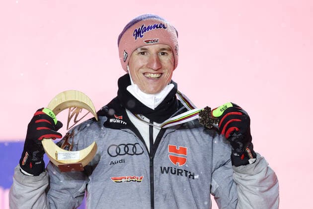 Nordische Ski WM in Oberstdorf, Skispringen, Herren Großschanze, Siegerehrung NORDIC SKIING - FIS Nordic World Ski Championships Oberstdorf 2021 OBERSTDORF,GERMANY,05.MAR.21 - NORDIC SKIING, Ski jumping, Skispringen, Ski, nordisch - FIS Nordic World Ski Championships, large hill, men, award ceremony. Image shows Karl Geiger (GER). Keywords: medal. GEPAxpictures xChristianxWalgram