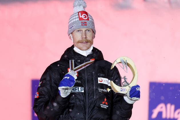 Nordische Ski WM in Oberstdorf, Skispringen, Herren Großschanze, Siegerehrung NORDIC SKIING - FIS Nordic World Ski Championships Oberstdorf 2021 OBERSTDORF,GERMANY,05.MAR.21 - NORDIC SKIING, Ski jumping, Skispringen, Ski, nordisch - FIS Nordic World Ski Championships, large hill, men, award ceremony. Image shows Robert Johansson (NOR). Keywords: medal. GEPAxpictures xChristianxWalgram
