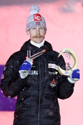 Nordische Ski WM in Oberstdorf, Skispringen, Herren Großschanze, Siegerehrung NORDIC SKIING - FIS Nordic World Ski Championships Oberstdorf 2021 OBERSTDORF,GERMANY,05.MAR.21 - NORDIC SKIING, Ski jumping, Skispringen, Ski, nordisch - FIS Nordic World Ski Championships, large hill, men, award ceremony. Image shows Robert Johansson (NOR). Keywords: medal. GEPAxpictures xChristianxWalgram