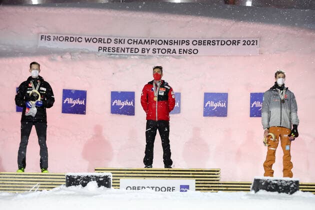 Nordische Ski WM in Oberstdorf, Skispringen, Herren Großschanze, Siegerehrung NORDIC SKIING - FIS Nordic World Ski Championships Oberstdorf 2021 OBERSTDORF,GERMANY,05.MAR.21 - NORDIC SKIING, Ski jumping, Skispringen, Ski, nordisch - FIS Nordic World Ski Championships, large hill, men, award ceremony. Image shows Robert Johansson (NOR), Stefan Kraft (AUT) and Karl Geiger (GER). GEPAxpictures xChristianxWalgram