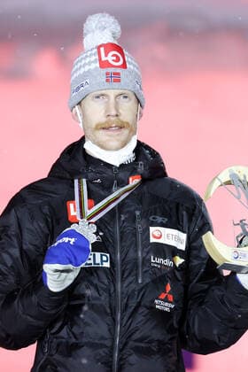 Nordische Ski WM in Oberstdorf, Skispringen, Herren Großschanze, Siegerehrung NORDIC SKIING - FIS Nordic World Ski Championships Oberstdorf 2021 OBERSTDORF,GERMANY,05.MAR.21 - NORDIC SKIING, Ski jumping, Skispringen, Ski, nordisch - FIS Nordic World Ski Championships, large hill, men, award ceremony. Image shows Robert Johansson (NOR). Keywords: medal. GEPAxpictures xChristianxWalgram