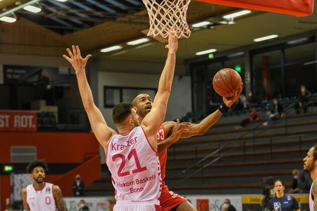 Leon Kratzer, Brandon Thomas Basketball Bundesliga, basketball season 2020 2021, 22 matchday, Germany, easyCredit BBL, Germany, Giessen 46ers, giessen red, men, jobstairs GIESSEN 46ers Telekom Baskets Bonn, men, Bonn in white
