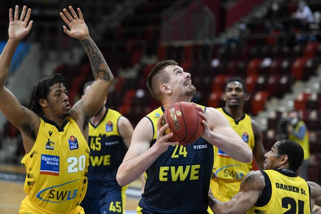 Rasid Mahalbasic EWE Baskets Oldenburg on the ball, behind Desi Rodriguez MHP Riesen Ludwigsburg , GER, MHP Riesen Ludwigsburg vs EWE Baskets Oldenburg, 06 03 2021, 22 Spieltag easycredit Basketball Bundesliga, Spielzeit 2020 2021 GER, MHP Riesen Ludwigsburg vs EWE Baskets Oldenburg, 06 03 2021, 22 Spieltag easycredit Basketball Bundesliga, Spielzeit 2020 2021 Ludwigsburg Copyright: xEibnerxPressefoto MichaelxMemmlerx EP_MMR