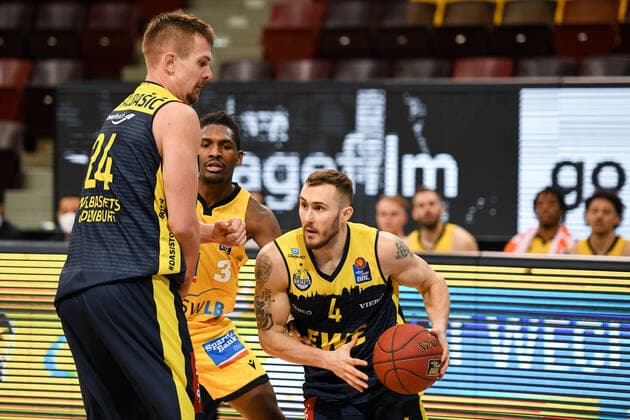 Keith Hornsby EWE Baskets Oldenburg in a duel with Jaleen Smith MHP Riesen Ludwigsburg , beside Rasid Mahalbasic EWE Baskets Oldenburg , GER, MHP Riesen Ludwigsburg vs EWE Baskets Oldenburg, 06 03 2021, 22 Matchday easycredit Basketball Bundesliga, Season 2020 2021 GER, MHP Riesen Ludwigsburg vs EWE Baskets Oldenburg, 06 03 2021, 22 Matchday easycredit Basketball Bundesliga, Season 2020 2021 Ludwigsburg Copyright: xEibnerxPressefoto MichaelxMemmlerx EP_MMR